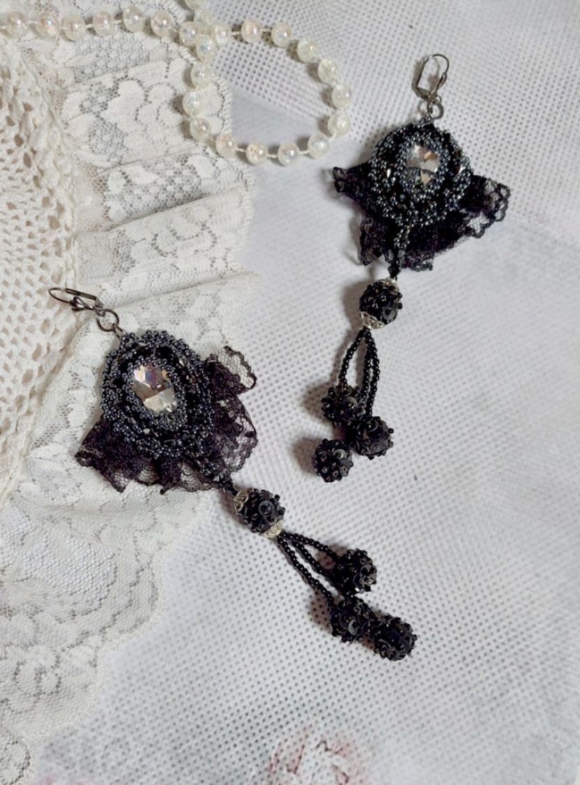 BO Aftonkläder broderade med Swarovski-kristaller, mycket gamla svarta spetsar, runda pärlor vävda med paljetter och fröpärlor
