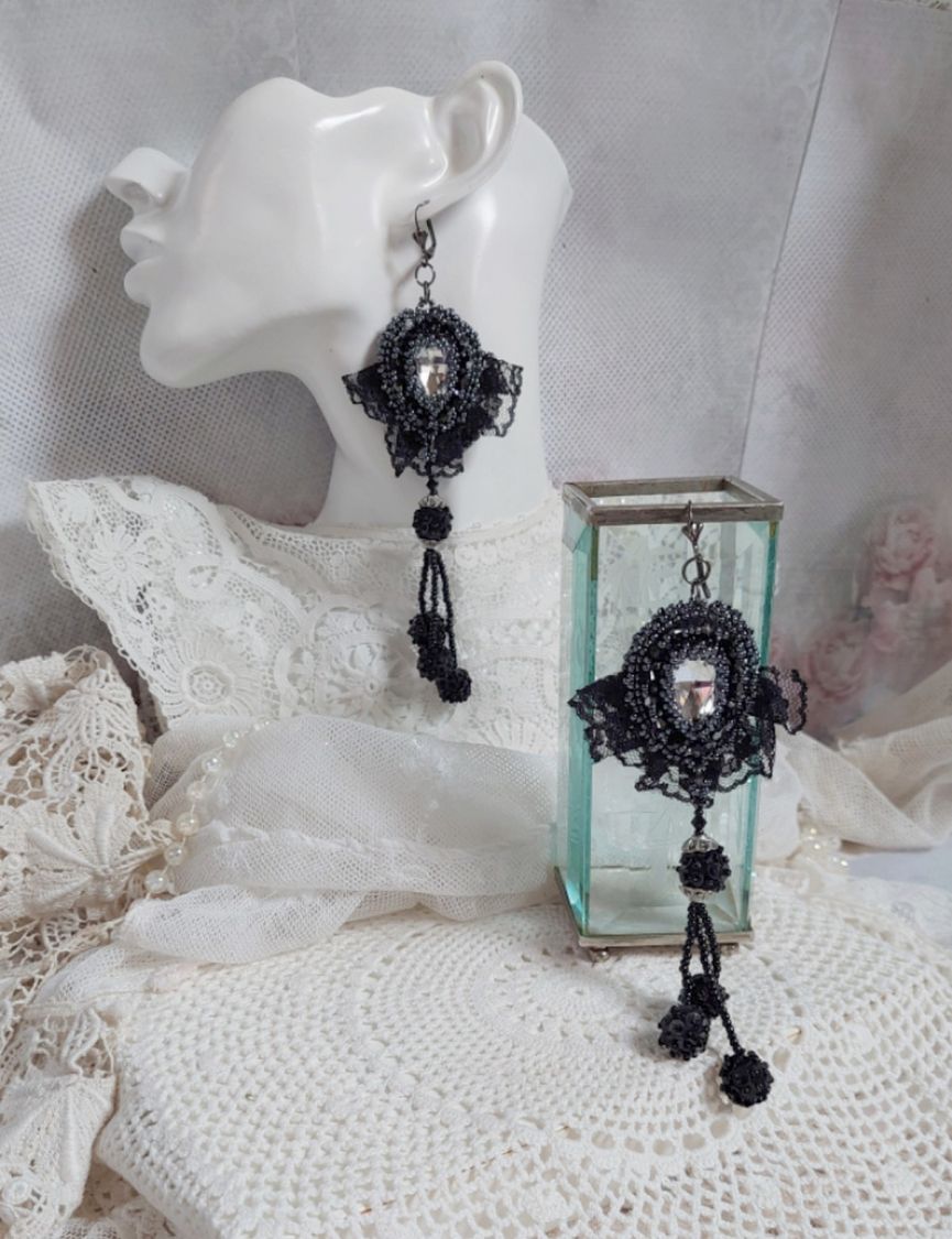 BO Aftonkläder broderade med Swarovski-kristaller, mycket gamla svarta spetsar, runda pärlor vävda med paljetter och fröpärlor