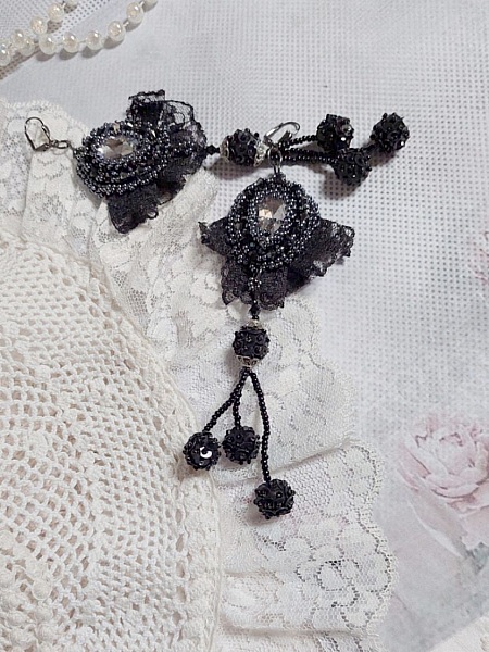 BO Aftonkl&auml;der broderade med Swarovski-kristaller, mycket gamla svarta spetsar, runda p&auml;rlor v&auml;vda med paljetter och fr&ouml;p&auml;rlor