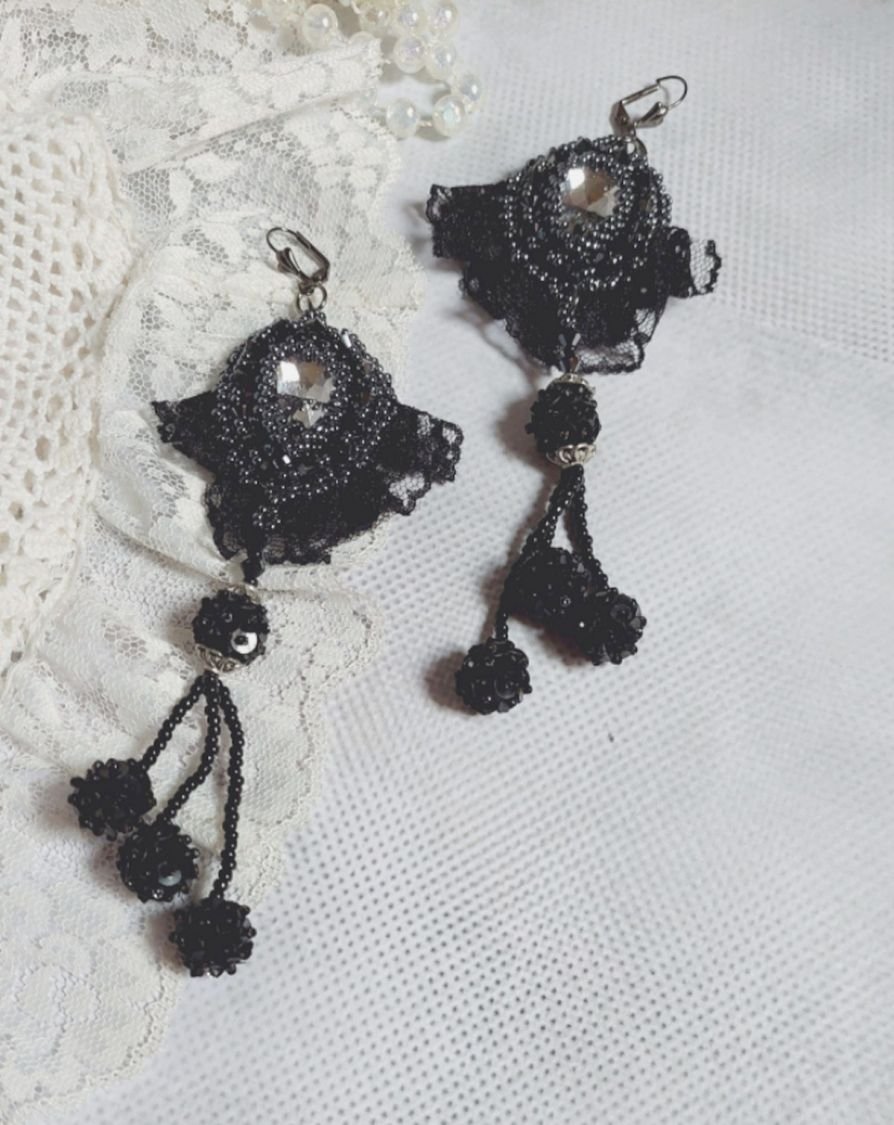 BO Aftonkläder broderade med Swarovski-kristaller, mycket gamla svarta spetsar, runda pärlor vävda med paljetter och fröpärlor