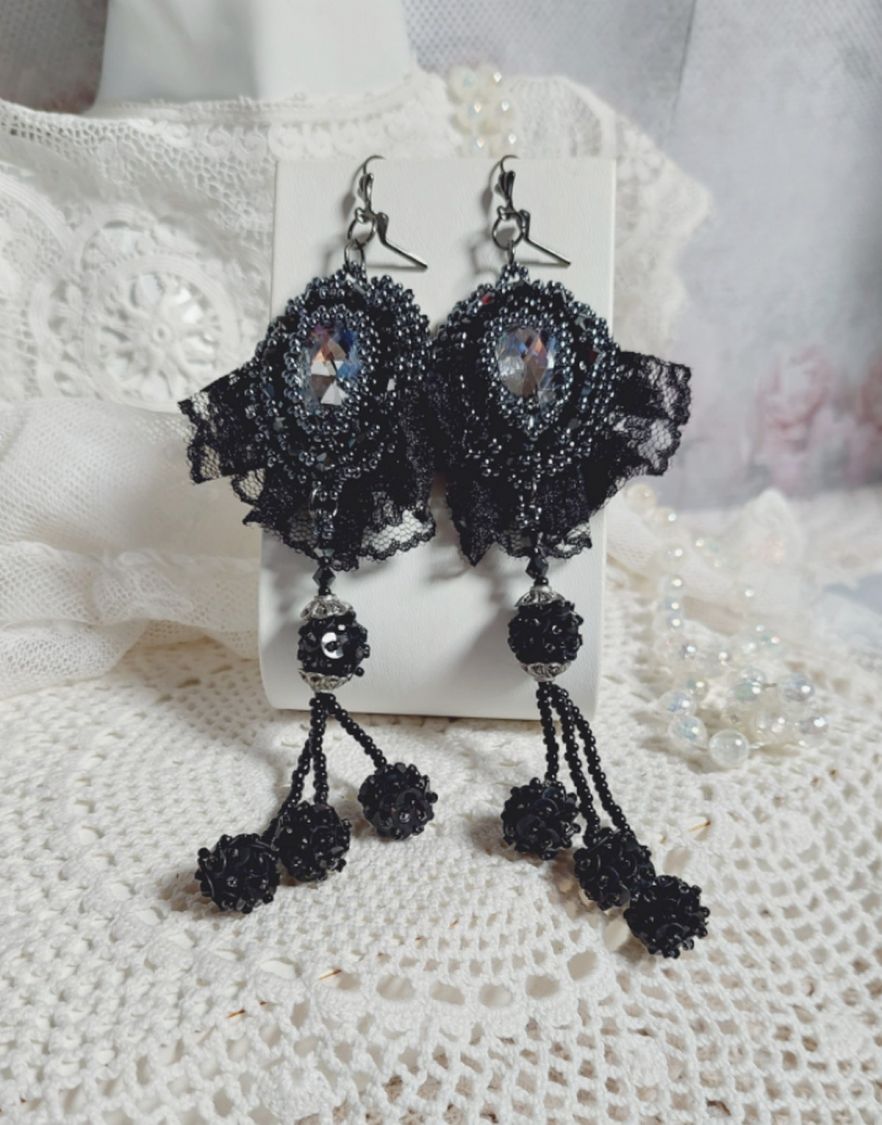 BO Aftonkläder broderade med Swarovski-kristaller, mycket gamla svarta spetsar, runda pärlor vävda med paljetter och fröpärlor