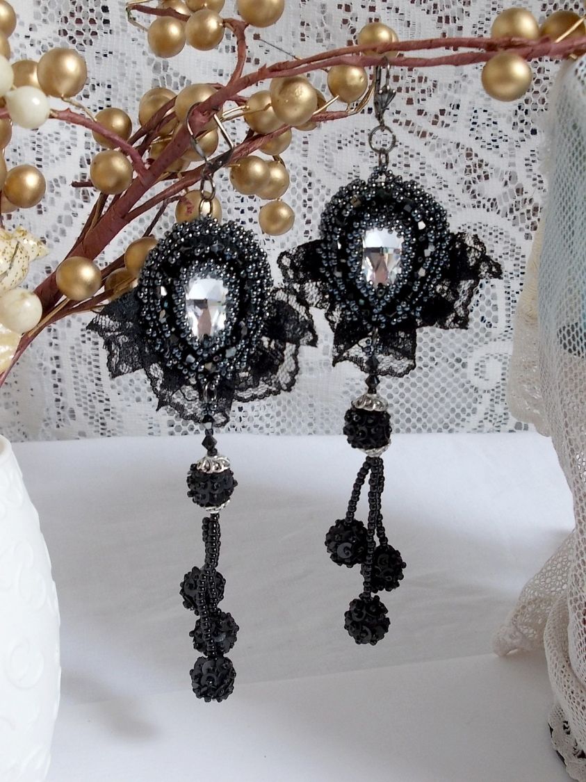 BO Aftonkläder broderade med Swarovski-kristaller, mycket gamla svarta spetsar, runda pärlor vävda med paljetter och fröpärlor