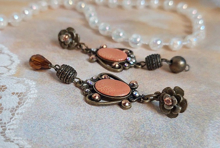 BO Terra Cotta cr&eacute;&eacute;es avec des cabochons en porcelaine de couleur terre avec des cristaux sur pendentif Bronze en m&eacute;tal et laiton 