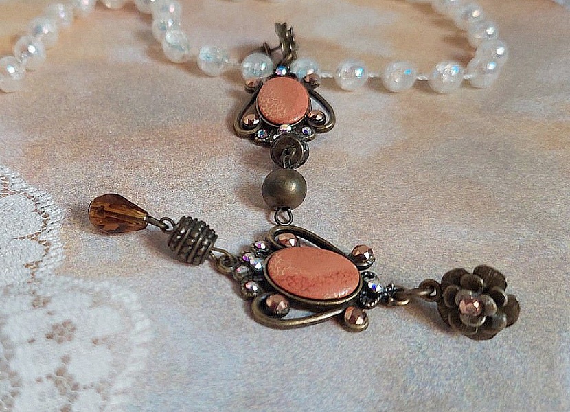 BO Terra Cotta cr&eacute;&eacute;es avec des cabochons en porcelaine de couleur terre avec des cristaux sur pendentif Bronze en m&eacute;tal et laiton 