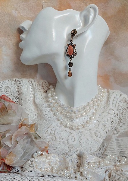 BO Terra Cotta cr&eacute;&eacute;es avec des cabochons en porcelaine de couleur terre avec des cristaux sur pendentif Bronze en m&eacute;tal et laiton 