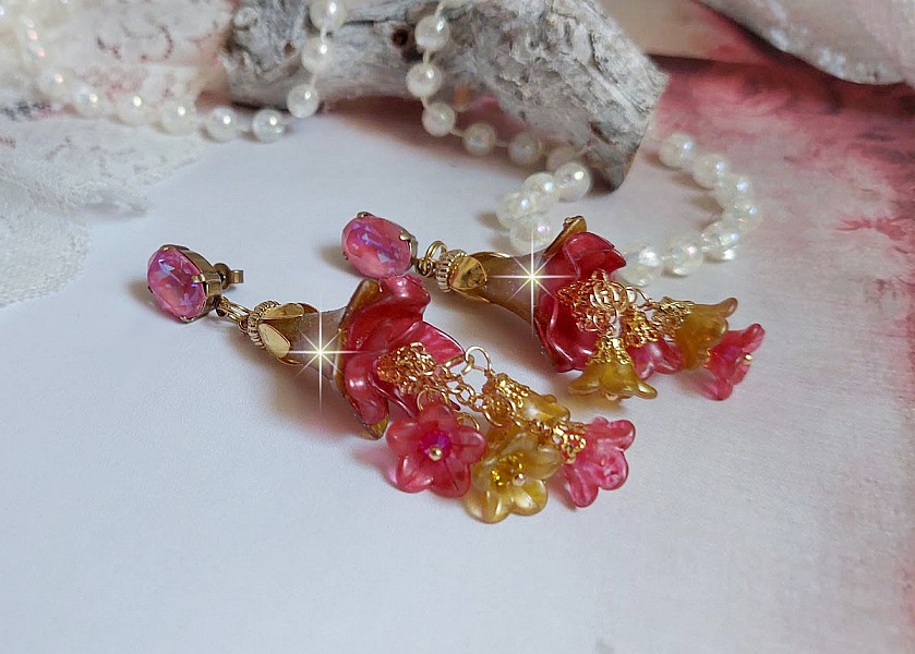 BO Tourbillons de Fleurs cr&eacute;&eacute;es avec clochettes, calottes plaqu&eacute;es or et cabochons en cristal