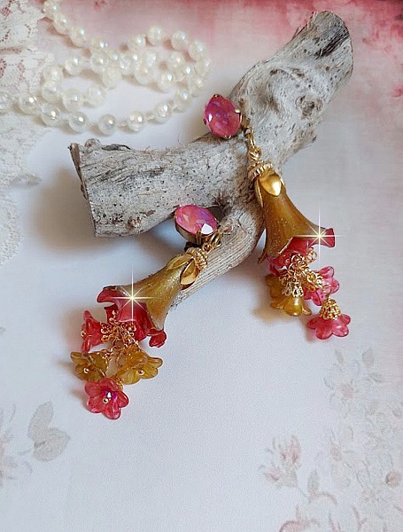 BO Tourbillons de Fleurs cr&eacute;&eacute;es avec clochettes, calottes plaqu&eacute;es or et cabochons en cristal