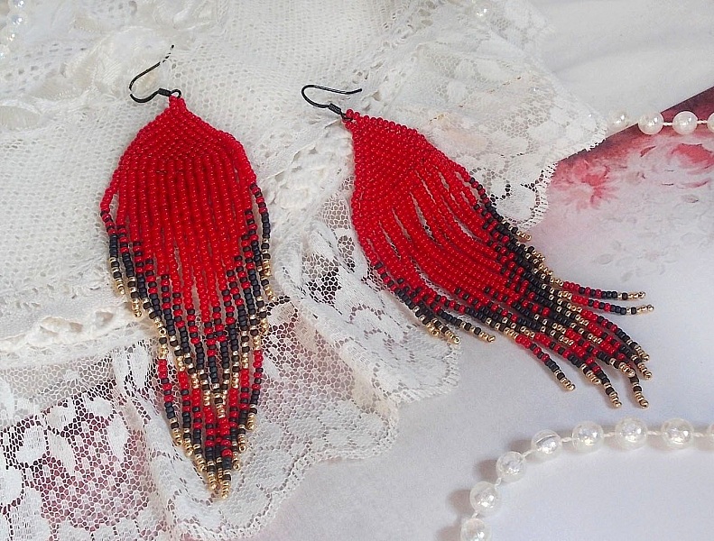 BO Red Swirls skapad med kvalitetsp&auml;rlor och svarta m&auml;ssingskrokar