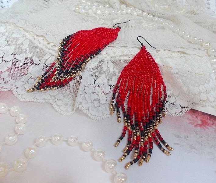 BO Red Swirls skapad med kvalitetsp&auml;rlor och svarta m&auml;ssingskrokar