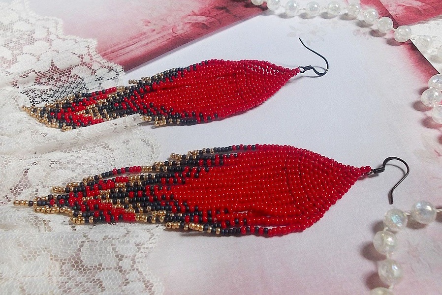 BO Red Swirls skapad med kvalitetsp&auml;rlor och svarta m&auml;ssingskrokar