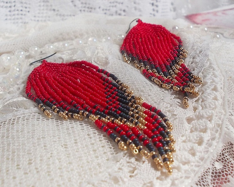 BO Red Swirls skapad med kvalitetsp&auml;rlor och svarta m&auml;ssingskrokar