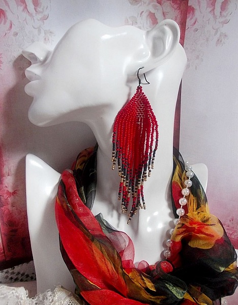 BO Red Swirls skapad med kvalitetsp&auml;rlor och svarta m&auml;ssingskrokar