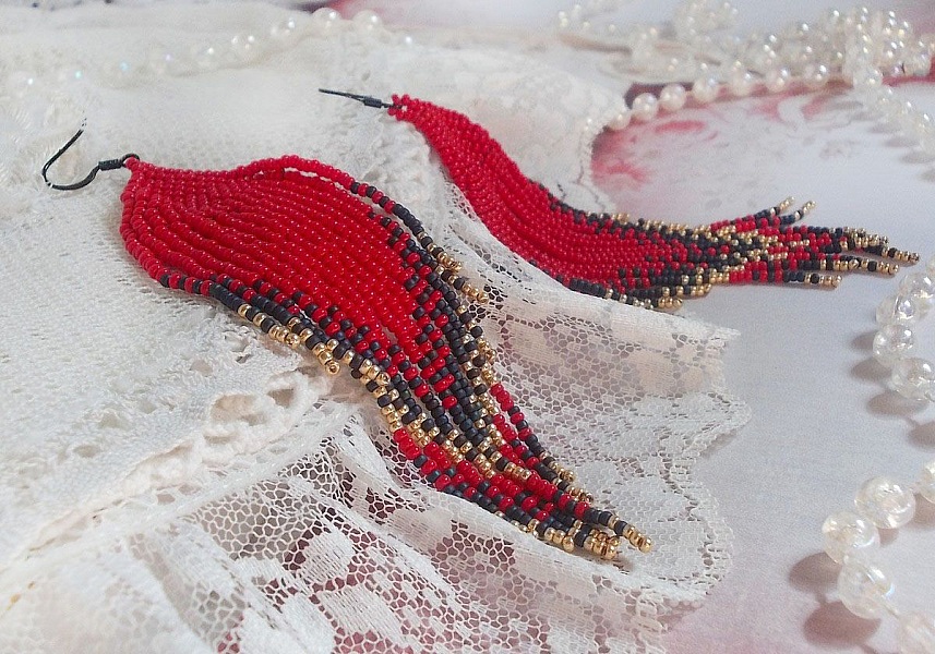 BO Red Swirls skapad med kvalitetsp&auml;rlor och svarta m&auml;ssingskrokar