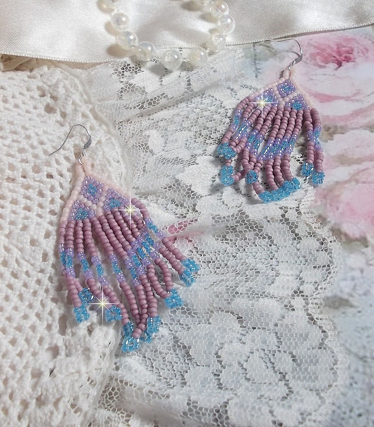 BO Velours de R&ecirc;ves aux rocailles de qualit&eacute; en verre dans les nuances de Lilas, Rose et Bleu. Une belle conception pour un design exceptionnelle. Le tout est mont&eacute; sur des crochets en Argent 925