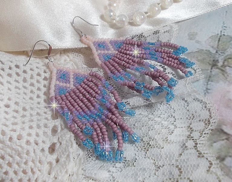 BO Velours de R&ecirc;ves aux rocailles de qualit&eacute; en verre dans les nuances de Lilas, Rose et Bleu. Une belle conception pour un design exceptionnelle. Le tout est mont&eacute; sur des crochets en Argent 925