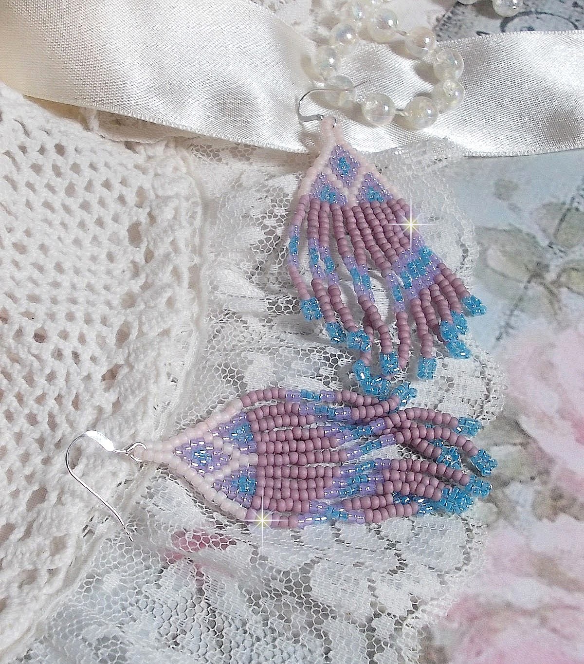 BO Velours de R&ecirc;ves aux rocailles de qualit&eacute; en verre dans les nuances de Lilas, Rose et Bleu. Une belle conception pour un design exceptionnelle. Le tout est mont&eacute; sur des crochets en Argent 925