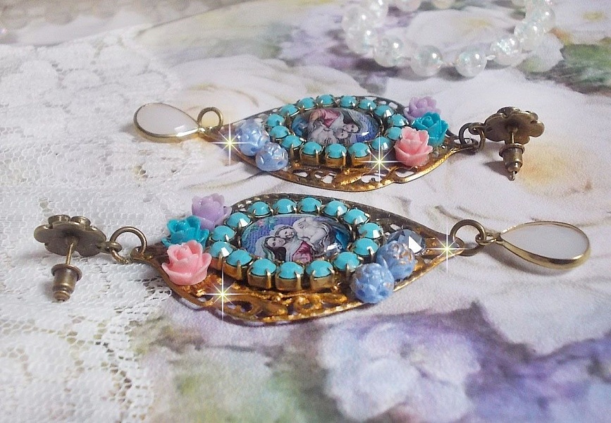 BO Vierge Marie et l&rsquo;Enfant fa&ccedil;on religieuse avec cabochons strass&eacute;s couleur Turquoise, roses et cristaux. Mont&eacute;s sur estampes o&ugrave; j&rsquo;ai appliqu&eacute; une fine poudre Or. Une douceur avec les gouttes