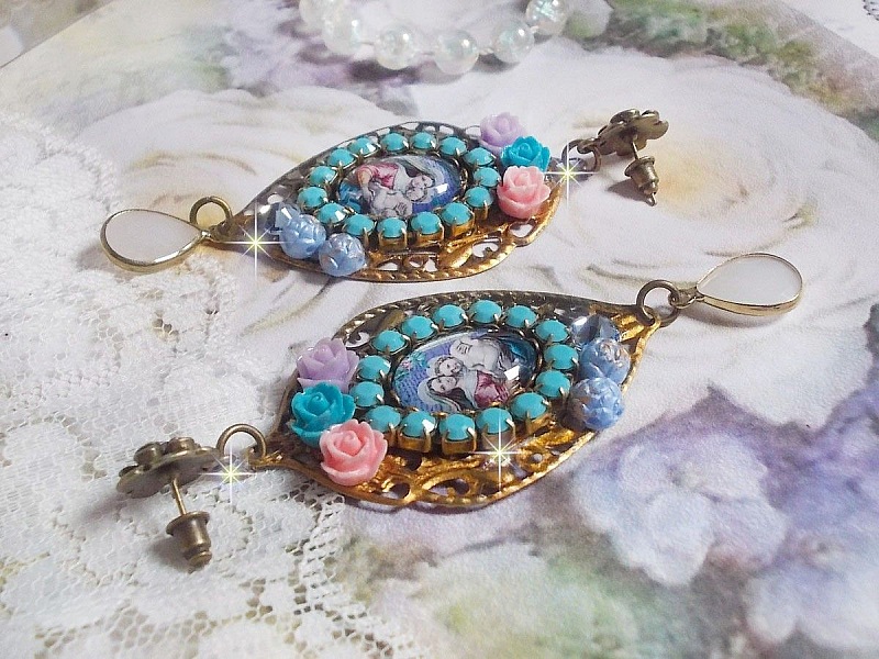 BO Vierge Marie et l&rsquo;Enfant fa&ccedil;on religieuse avec cabochons strass&eacute;s couleur Turquoise, roses et cristaux. Mont&eacute;s sur estampes o&ugrave; j&rsquo;ai appliqu&eacute; une fine poudre Or. Une douceur avec les gouttes
