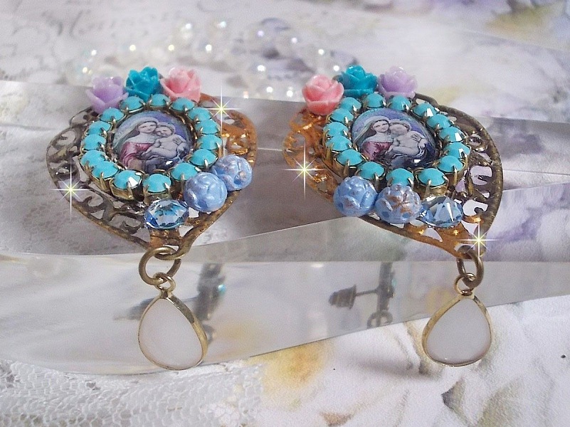 BO Vierge Marie et l&rsquo;Enfant fa&ccedil;on religieuse avec cabochons strass&eacute;s couleur Turquoise, roses et cristaux. Mont&eacute;s sur estampes o&ugrave; j&rsquo;ai appliqu&eacute; une fine poudre Or. Une douceur avec les gouttes