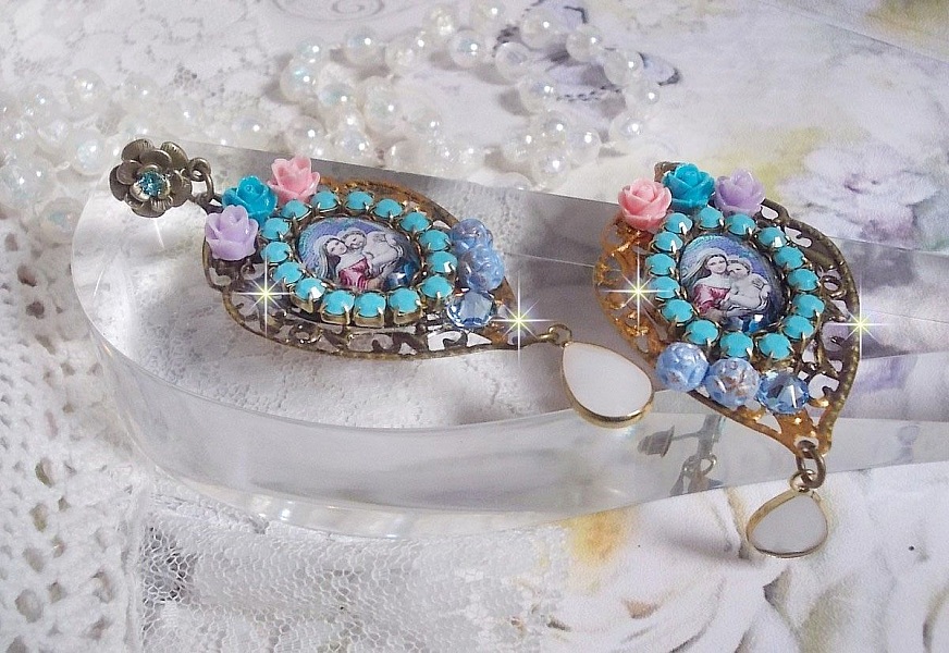 BO Vierge Marie et l&rsquo;Enfant fa&ccedil;on religieuse avec cabochons strass&eacute;s couleur Turquoise, roses et cristaux. Mont&eacute;s sur estampes o&ugrave; j&rsquo;ai appliqu&eacute; une fine poudre Or. Une douceur avec les gouttes