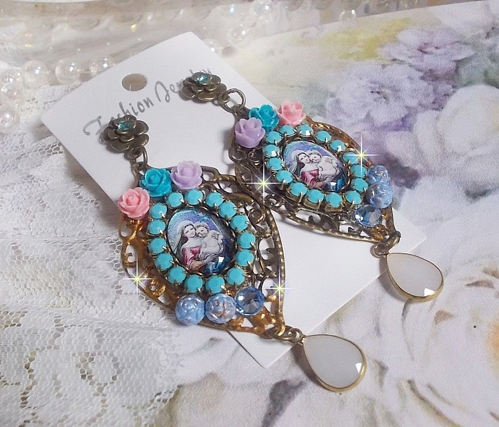 BO Vierge Marie et l&rsquo;Enfant fa&ccedil;on religieuse avec cabochons strass&eacute;s couleur Turquoise, roses et cristaux. Mont&eacute;s sur estampes o&ugrave; j&rsquo;ai appliqu&eacute; une fine poudre Or. Une douceur avec les gouttes