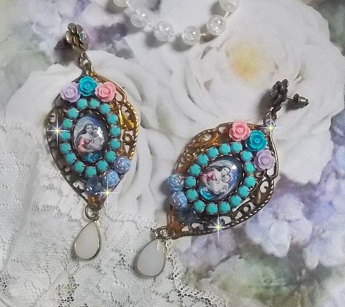 BO Vierge Marie et l&rsquo;Enfant fa&ccedil;on religieuse avec cabochons strass&eacute;s couleur Turquoise, roses et cristaux. Mont&eacute;s sur estampes o&ugrave; j&rsquo;ai appliqu&eacute; une fine poudre Or. Une douceur avec les gouttes