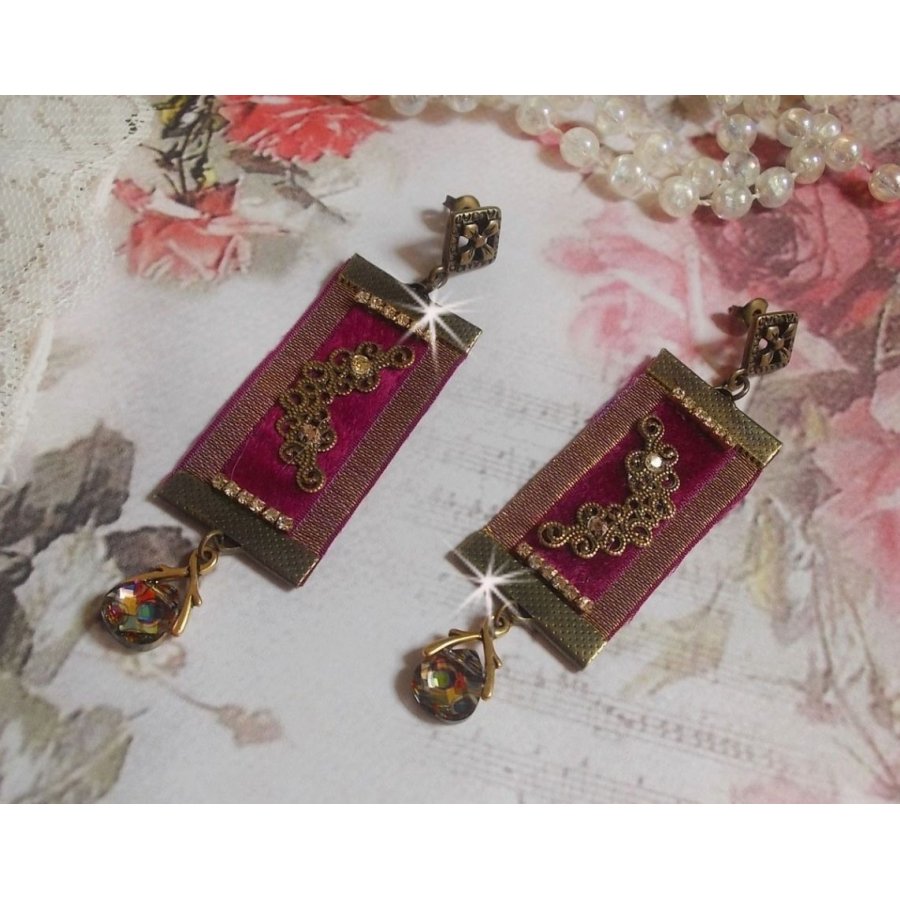 Vintage Arabesque BO skapad med Bordeaux flätor, Swarovski kristaller och vackra accessoarer. 