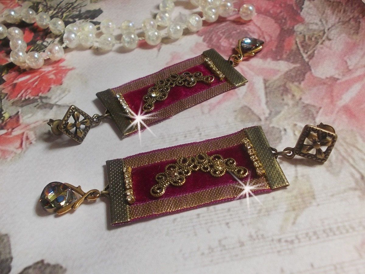 Vintage Arabesque BO skapad med Bordeaux flätor, Swarovski kristaller och vackra accessoarer. 