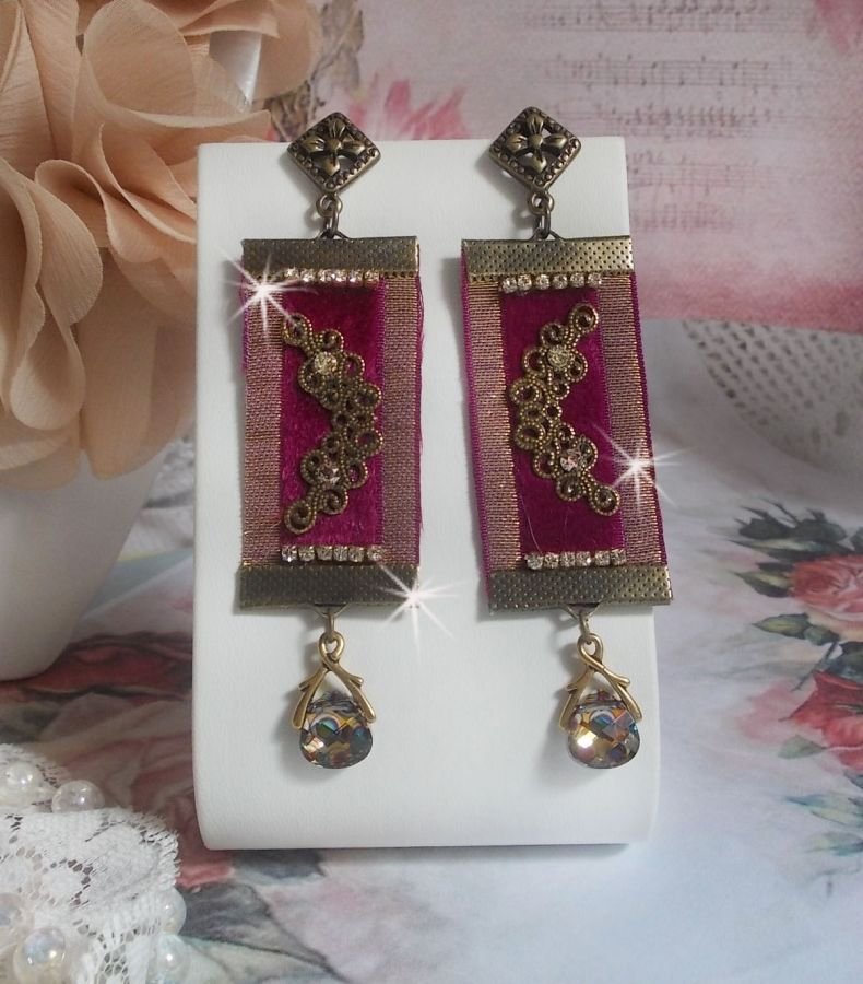 Vintage Arabesque BO skapad med Bordeaux flätor, Swarovski kristaller och vackra accessoarer. 