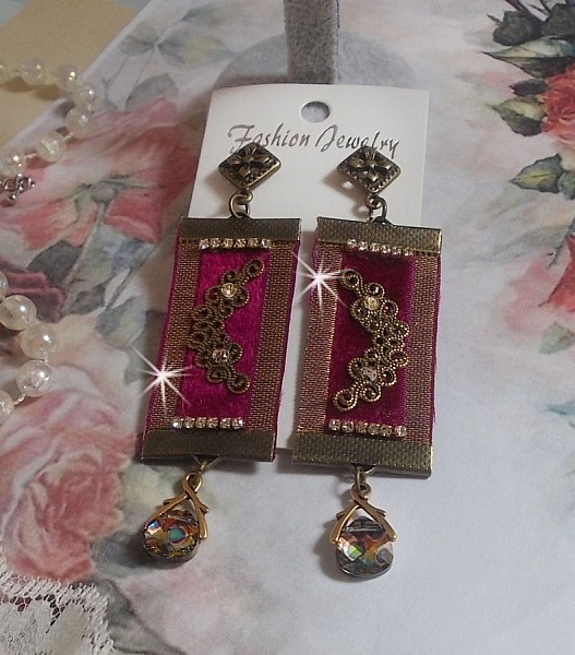 Boucles d'oreilles vintage bordeaux avec cristaux et métal bronze.