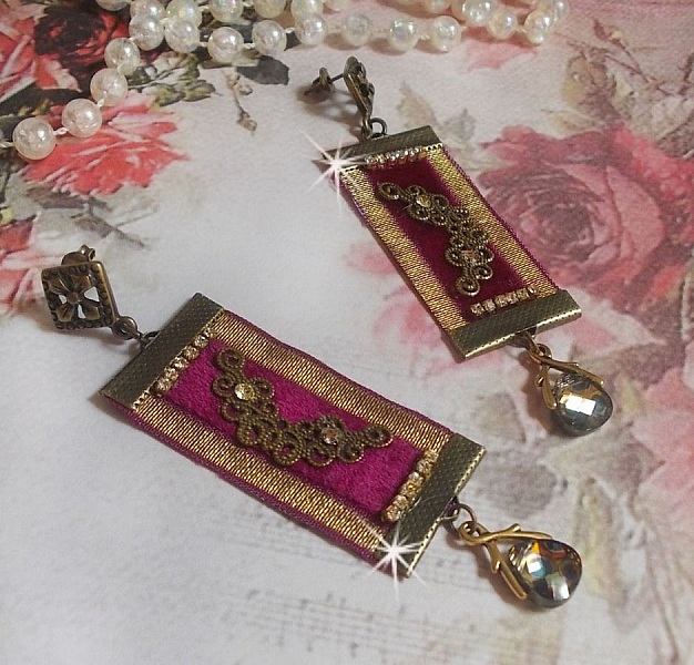 Boucles d'oreilles vintage bordeaux avec galons et cristaux Swarovski.