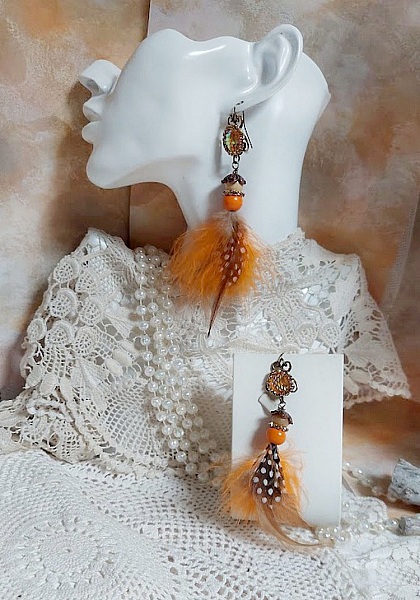 BO Vol au Vent cr&eacute;&eacute;es avec plumes de pintade, Coq trois tons, plumes Orange, perles bois naturel et Orange, perles r&eacute;sine et cha&icirc;ne strass. 