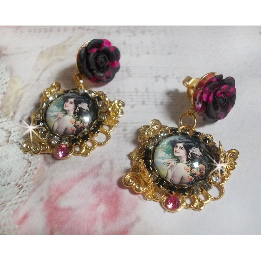 BO Weekend of Roses skapad med cabochons som föreställer en kvinna med rosor, harts pärlor och Swarovski kristaller.