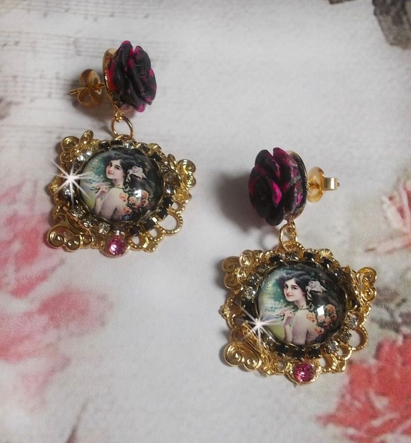 BO Weekend of Roses skapad med cabochons som föreställer en kvinna med rosor, harts pärlor och Swarovski kristaller.