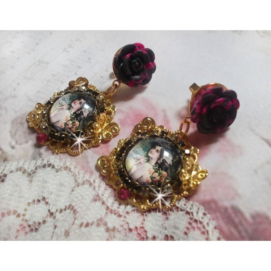 BO Weekend of Roses skapad med cabochons som föreställer en kvinna med rosor, harts pärlor och Swarovski kristaller.