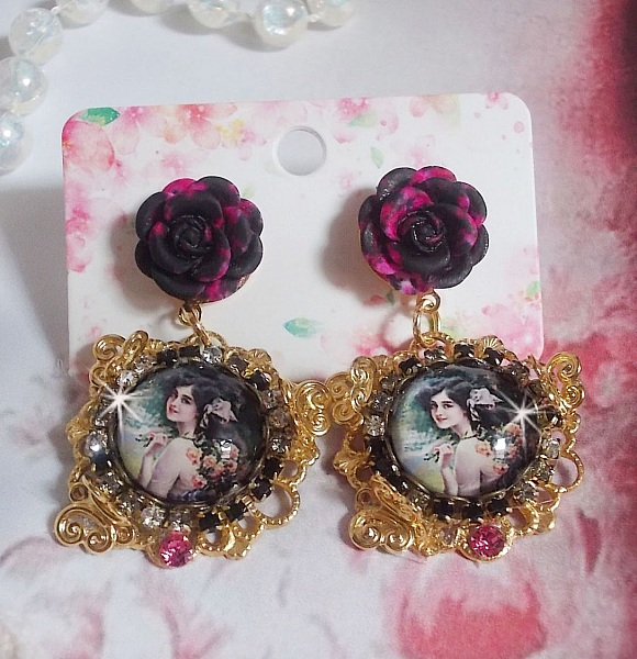 BO Weekend of Roses skapad med cabochons som f&ouml;rest&auml;ller en kvinna med rosor, harts p&auml;rlor och Swarovski kristaller.