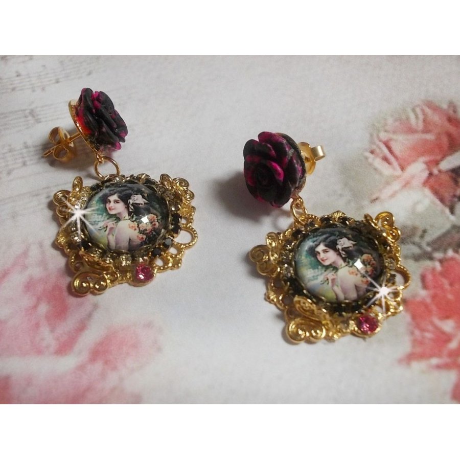 BO Weekend of Roses skapad med cabochons som föreställer en kvinna med rosor, harts pärlor och Swarovski kristaller.