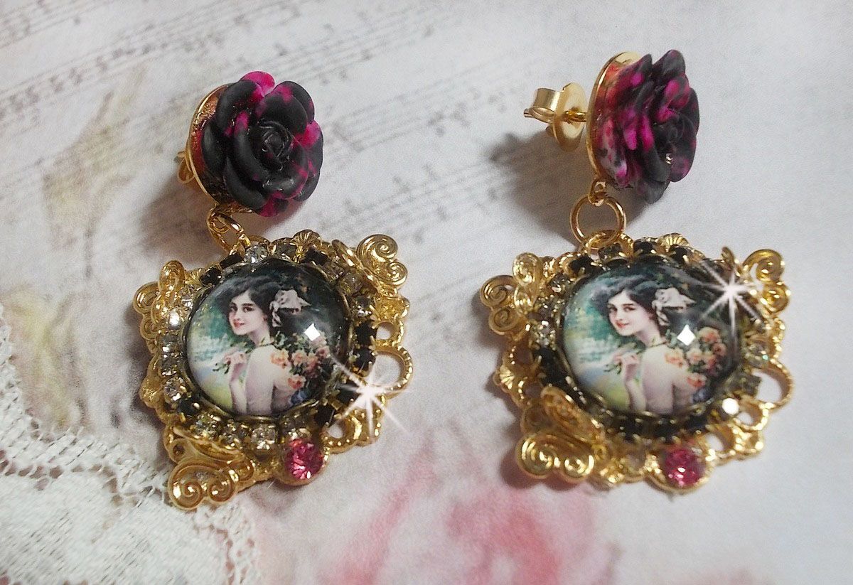 BO Weekend of Roses skapad med cabochons som föreställer en kvinna med rosor, harts pärlor och Swarovski kristaller.