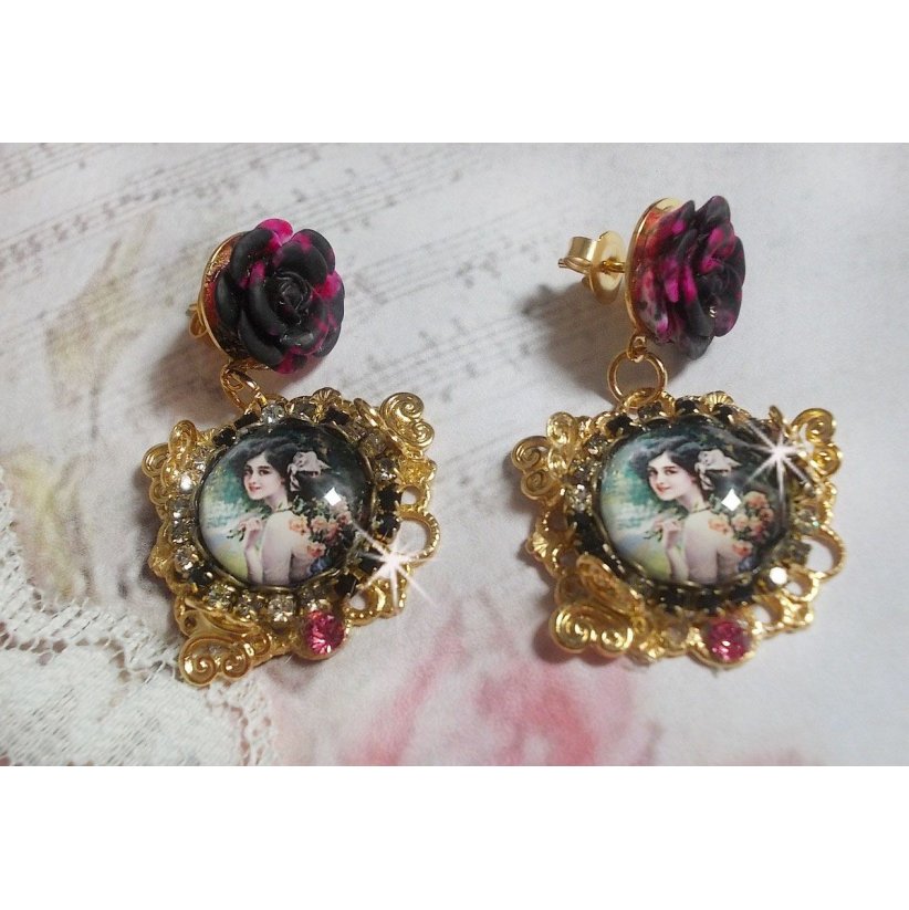 BO Weekend of Roses skapad med cabochons som föreställer en kvinna med rosor, harts pärlor och Swarovski kristaller.