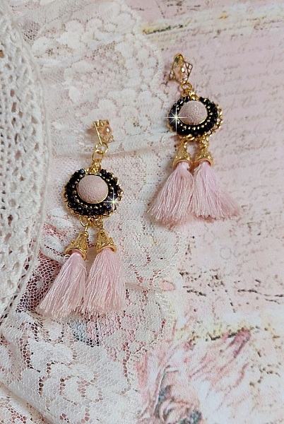 BO Rosy Rose mont&eacute;es avec des cabochons en tissu velours rose poudr&eacute; orn&eacute; d&rsquo;une cha&icirc;ne strass Cristal Noir sur estampes Dor&eacute;es en Laiton. S&rsquo;ajoute des pompons avec c&ocirc;nes M&eacute;tal sur clous en Argent 925