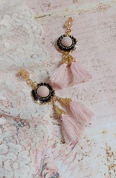 BO Rosy Rose mont&eacute;es avec des cabochons en tissu velours rose poudr&eacute; orn&eacute; d&rsquo;une cha&icirc;ne strass Cristal Noir sur estampes Dor&eacute;es en Laiton. S&rsquo;ajoute des pompons avec c&ocirc;nes M&eacute;tal sur clous en Argent 925