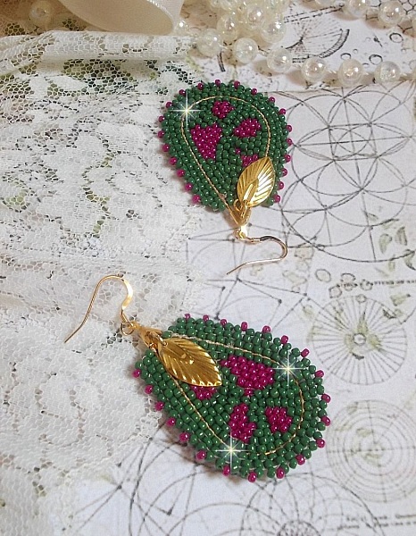 Boucles d'oreilles artisanales en perles vertes et roses.