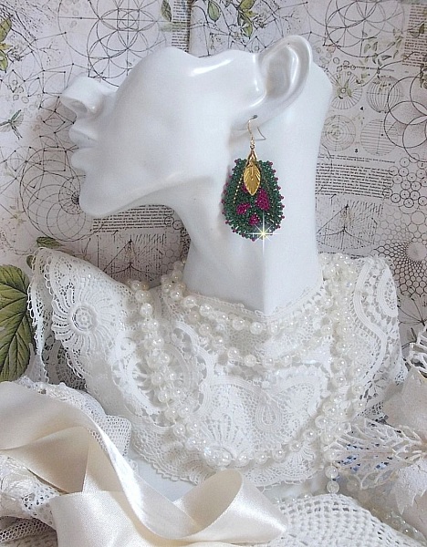 Boucle d'oreille artisanale perlée Patricia Wagner Créations.