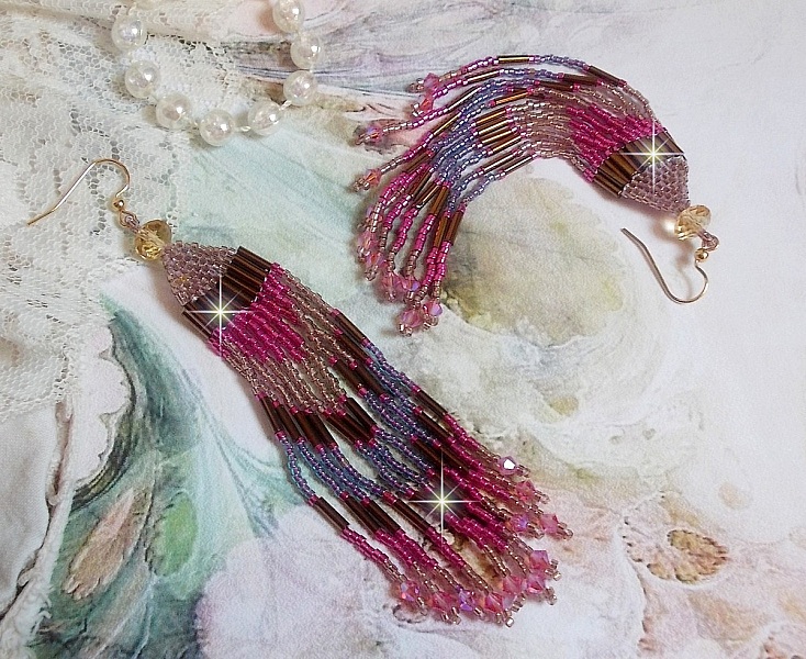 BO Explosion de Roses avec des rocailles en verre aux couleurs vari&eacute;es comme un arc en ciel floral &agrave; laquelle s&rsquo;ajoute des toupies en Cristal Rose et perles rondes facett&eacute;es Beiges