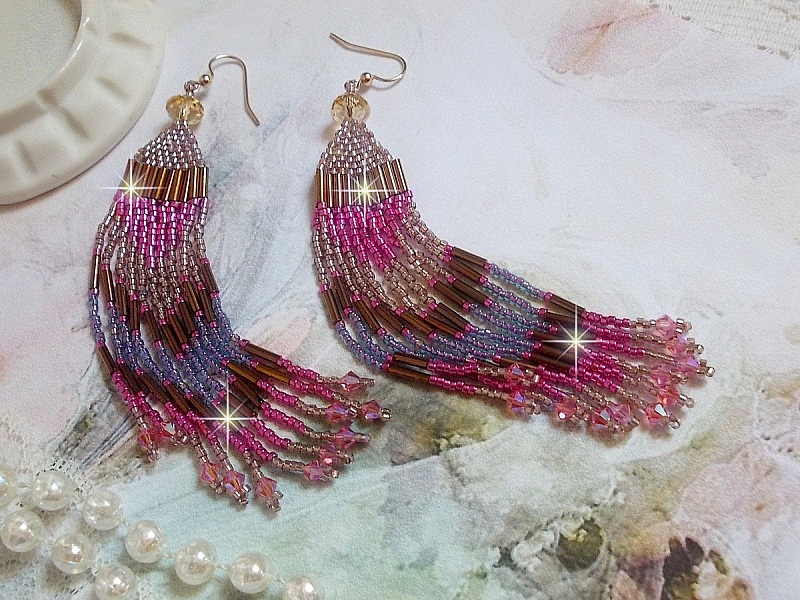 BO Explosion de Roses avec des rocailles en verre aux couleurs vari&eacute;es comme un arc en ciel floral &agrave; laquelle s&rsquo;ajoute des toupies en Cristal Rose et perles rondes facett&eacute;es Beiges