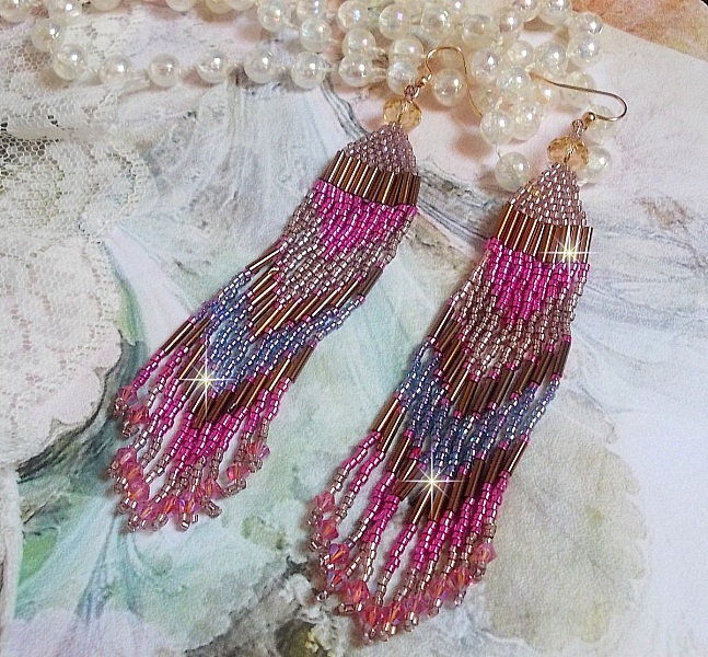 BO Explosion de Roses avec des rocailles en verre aux couleurs vari&eacute;es comme un arc en ciel floral &agrave; laquelle s&rsquo;ajoute des toupies en Cristal Rose et perles rondes facett&eacute;es Beiges