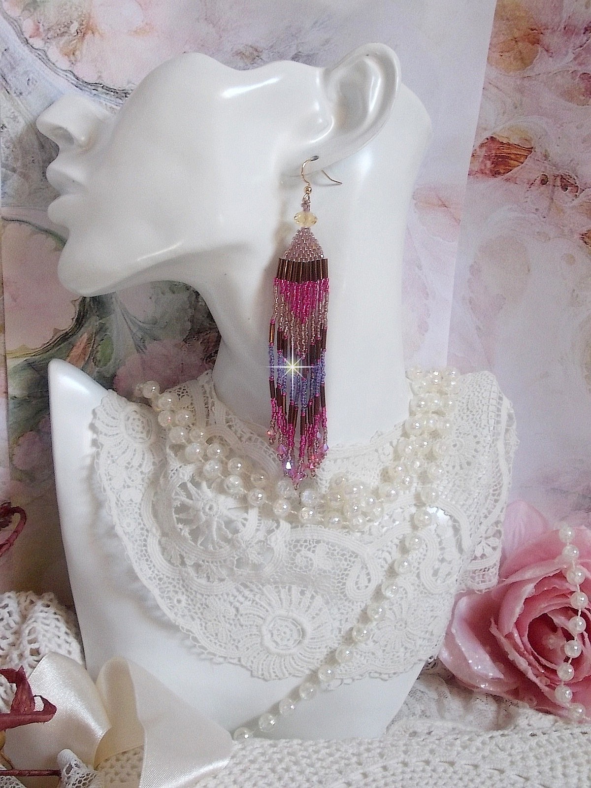 BO Explosion de Roses avec des rocailles en verre aux couleurs vari&eacute;es comme un arc en ciel floral &agrave; laquelle s&rsquo;ajoute des toupies en Cristal Rose et perles rondes facett&eacute;es Beiges