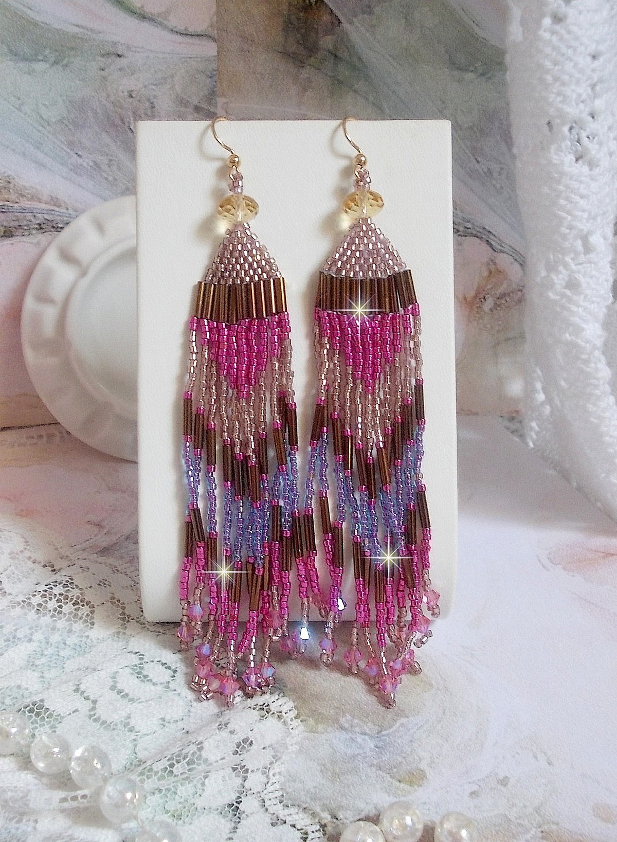 BO Explosion de Roses avec des rocailles en verre aux couleurs vari&eacute;es comme un arc en ciel floral &agrave; laquelle s&rsquo;ajoute des toupies en Cristal Rose et perles rondes facett&eacute;es Beiges