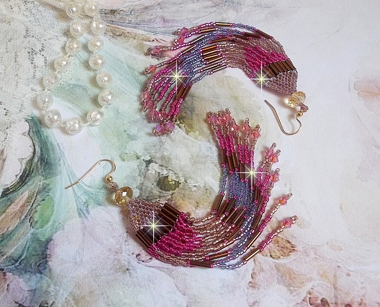 BO Explosion de Roses avec des rocailles en verre aux couleurs vari&eacute;es comme un arc en ciel floral &agrave; laquelle s&rsquo;ajoute des toupies en Cristal Rose et perles rondes facett&eacute;es Beiges