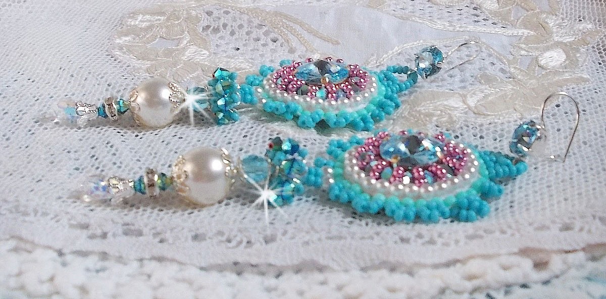 BO Beauty Alicia Blue broderad med Swarovski kristaller, runda pärlpärlor och Miyuki fröpärlor.